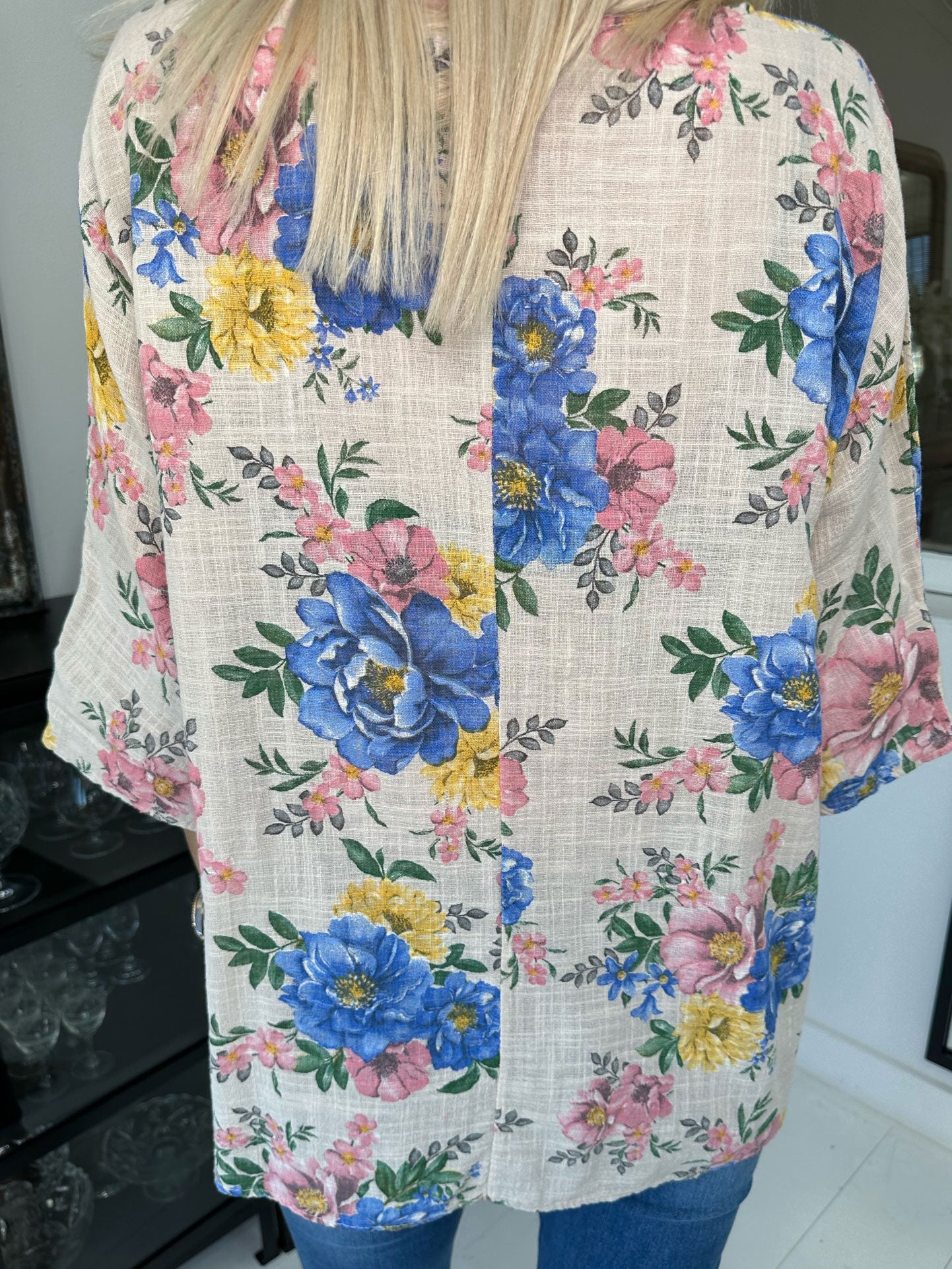Gissele - Sød bluse i hørlignende stof med blomsterprint